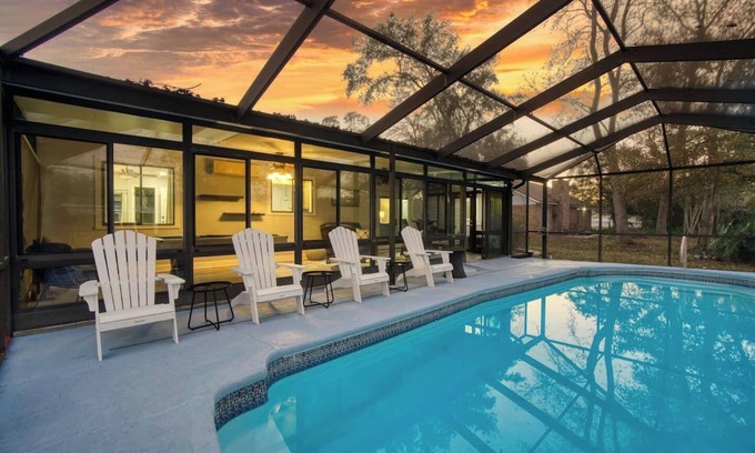 Southside Casa | ~Dapper Duck Sleeps 12 Heated Pool & Billiards~