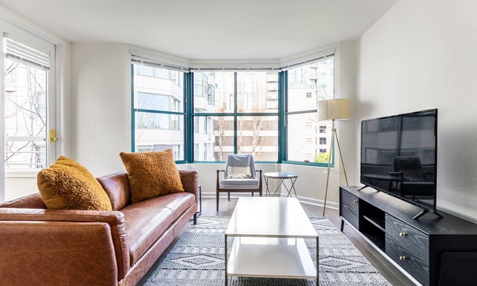 South Beach Apartamento | Dapper Waterfront South Beach 2BR w/ Pool, Tennis, Spa, by Blueground