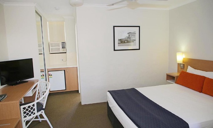 Surfers Paradise Hotel | Darcy Arms Hotel Motel