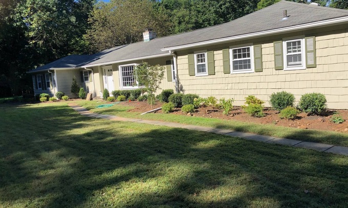 Darien Casa | Darien family home on a Cul de Sac with pond.