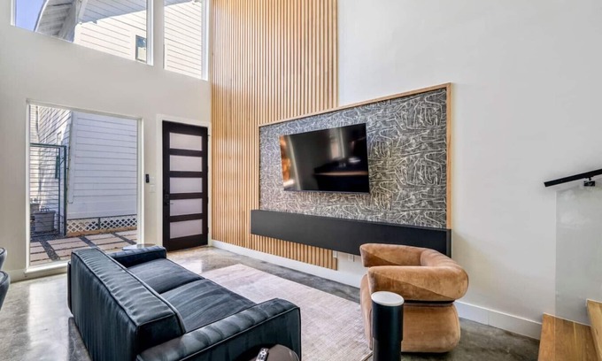 East Downtown Houston Casa | Dark loft · The O’Four Lofts - Midnight Lux