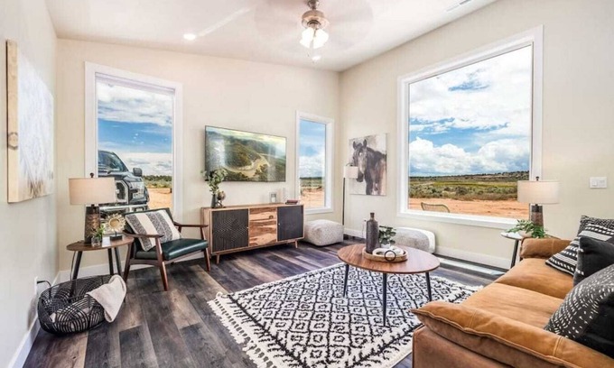 Kanab Casa | Dark Skies l Private Hot Tub I Pool & Pickleball Court