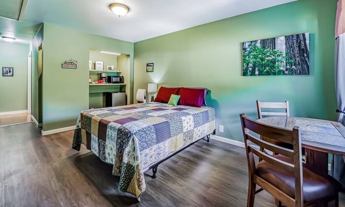 Orick Apartamento | Darling studio near the beach & state parks with kitchenette, WiFi, & more