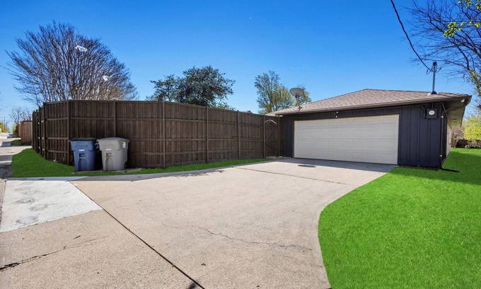 Northwest Dallas Casa | Darvany Haven: Pool & Spa Retreat @ Prime Location