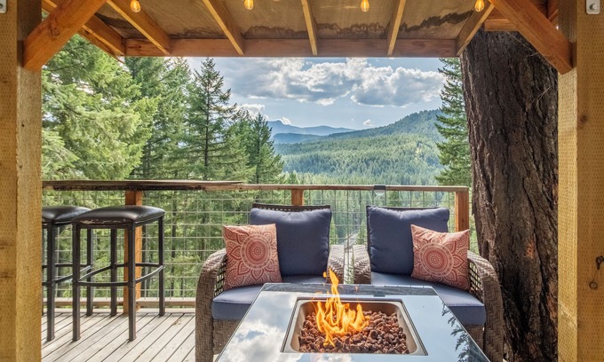 Leavenworth Cabina | Retiro de pareja romántica, vistas, jacuzzi y Fido OK en el Das Tree Haus