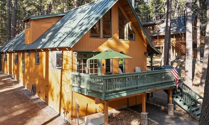 Dorrington Cabina | Dave's Den large game room loft, enjoy the large trees, swimming pool, adventure