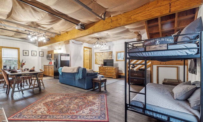 Wilmington Casa | Davy Jones' Loft, Treehouse, and Treasure Hunt!