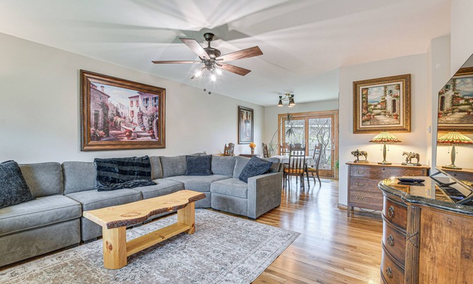 Schaumburg Casa | Day Trip to Chicago: Hoffman Estates Gem!