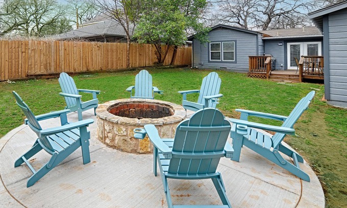 Central Arlington Casa | Daydreams on Elm - Walk to AT&T, FREE PARKING, Globe Life, Fire pit