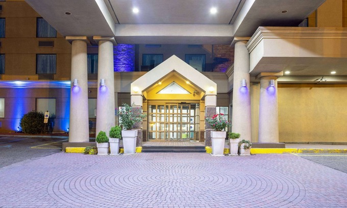 North Bergen Hotel | Days Hotel by Wyndham North Bergen /NYC Area