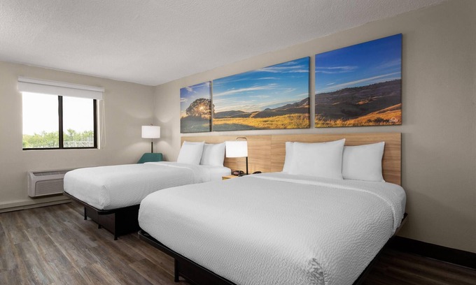 Hammond Hotel | Days Inn and Suites by Wyndham Hammond, IN