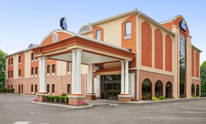 Murfreesboro Hotel | Days Inn & Suites by Wyndham Murfreesboro