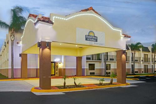 Tampa Hotel | Days Inn & Suites by Wyndham Tampa - Ybor City