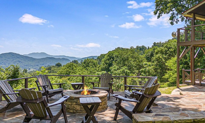 Waynesville Cabina | Mountain Lodge con jacuzzi y vistas! Incluye un pase de Biltmore!