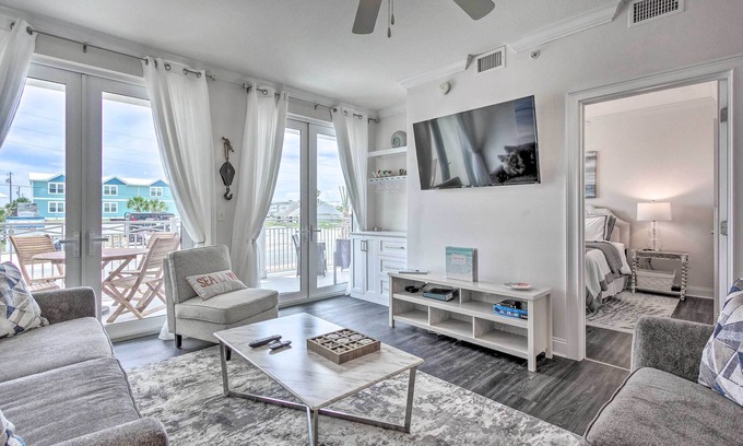 Mexico Beach Condominio | Dazzling Mexico Beach Condo - Walk to the Beach!