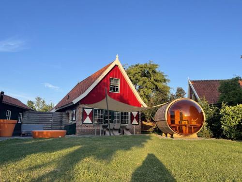 Lievelde Casa | De Essenburgh 7-persoons, overdekte hottub en lounge, barrel sauna, sunshower, wifi, omheinde tuin, huisdier vriendelijk