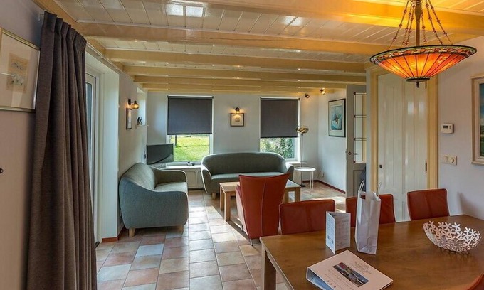 Oosterend Apartamento | De Florijn is a detached thatched farmhouse. The front building used to be the apartment de
