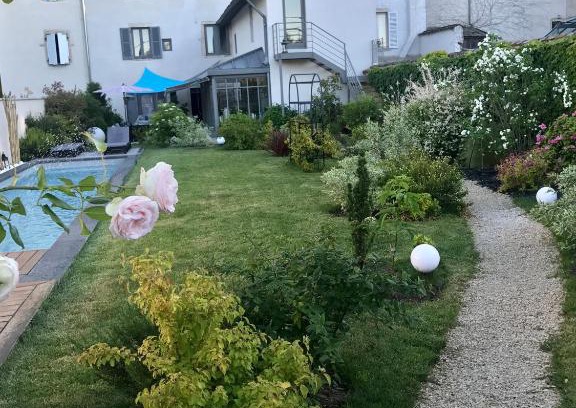 Belleville Casa | De la Chambre au Jardin