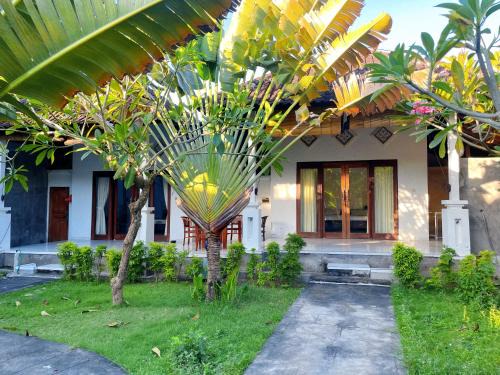 Purwakerti Cama Y Desayuno | Dea Putra DIVE HOMESTAY