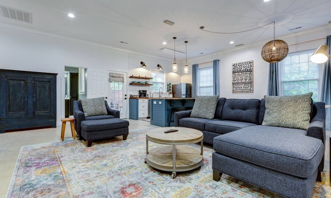 Winston - Salem Casa | Deacon Stays: Double House at Idlewilde - Walk to WFU - Sleeps 16
