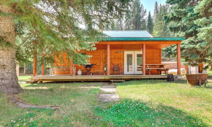 Deadwood Cabina | Deadwood 'Wolf Cabin' w/ Fire Pit & Grill