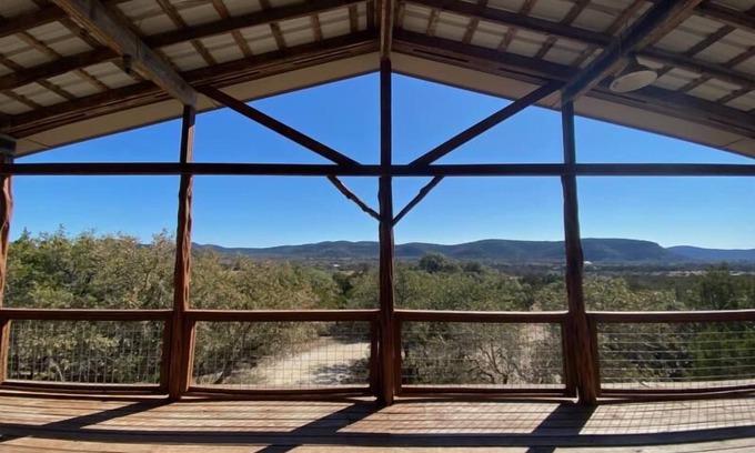 Concan Casa | Deal! 4/3 Sleeps 12, Views! Outdoor FirePlace & Fire pit ~3 Minutes 2 Frio!~