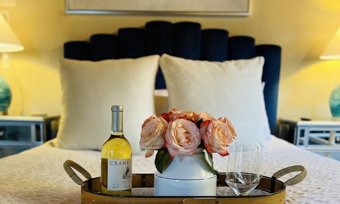 Woodland Hills Casa | DEAL Honeymoon one bedroom Luxury remodeled Victorian/ Beautiful Backyard