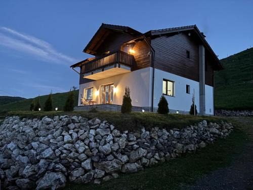 Sirnea Casa | Dealul Craiului