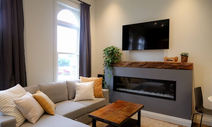 Stratford Apartamento | Debonaire Suites - 201 Arbor, City Centre, Stratford, Modern Downtown Suite