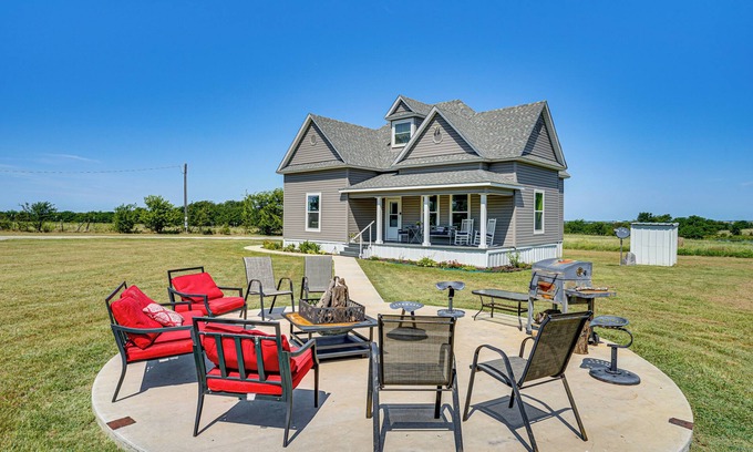 Rosston Casa | Decatur Farmhouse Getaway w/ Deck & Backyard