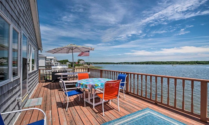 Wareham Center Casa | Deck and Beach Access Waterfront Cape Cod Cottage