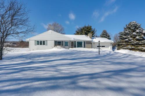 West Eaton Casa | Deck and Fire Pit Cozy Escape in Morrisville!