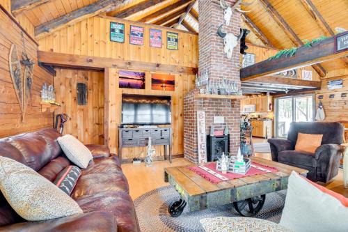Pittsburg Casa | Deck and Fire Pit Secluded Cabin Near Lake Francis!