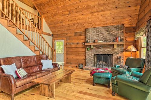 Lynn Casa | Deck and Game Room Lakefront Landrum Cabin!
