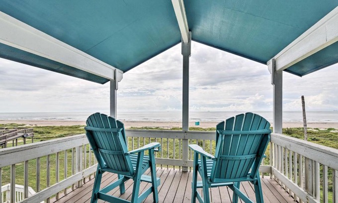 Freeport Casa | Deck and Large Yard Oceanfront Surfside Beach Home!