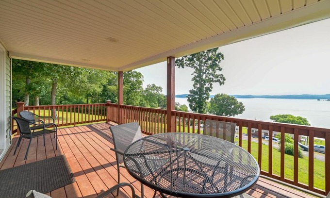 New Concord Casa | Deck and Water View Cozy Kentucky Lake Getaway