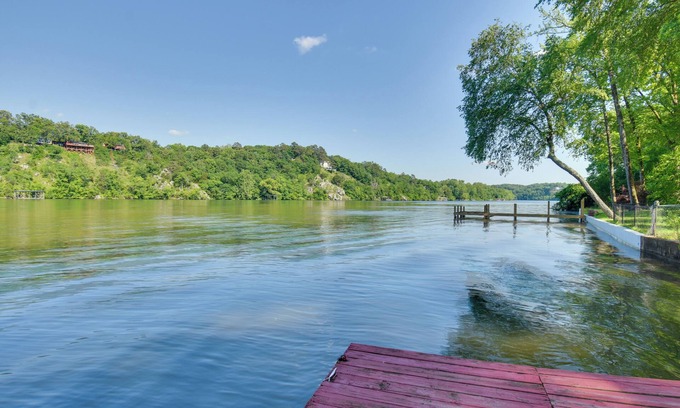Jones Mills Casa | NUEVO-Hot Springs Lakefront Resort Home, Deck & Dock