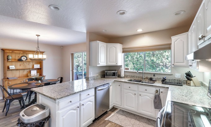 Pinetop-Lakeside Cabaña | Deck + Game Room: Lakeside 'blue Jay Chalet' Cabin