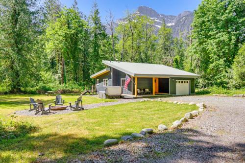 Gold Bar Casa | Deck, Hot Tub and Views Sleek Getaway in Index!