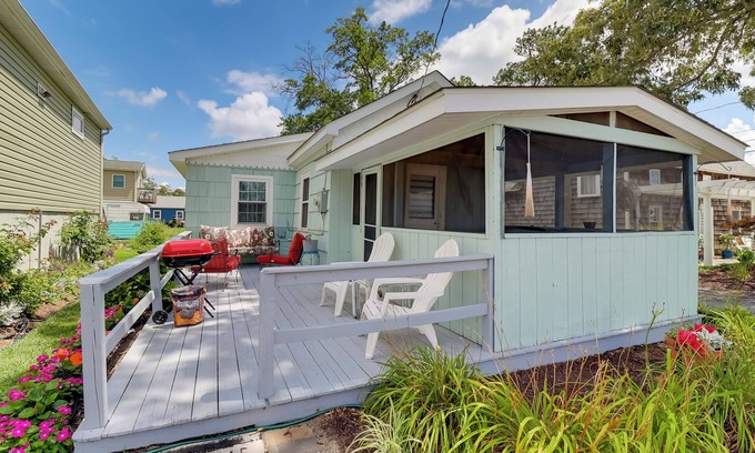Long Neck Cabaña | Millsboro Cottage w / Deck & Indian River Bay Vistas!