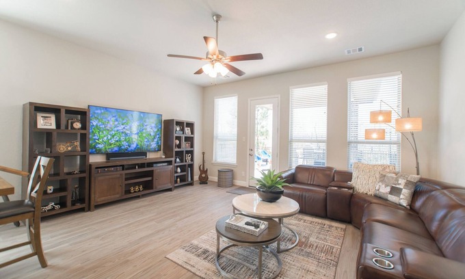 Conroe Casa | Deck, Private Gym & Comm Pools near Woodlands Mall