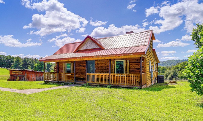 Piney Creek Cabina | Deck & Scenic View: Historic Cabin in Piney Creek!