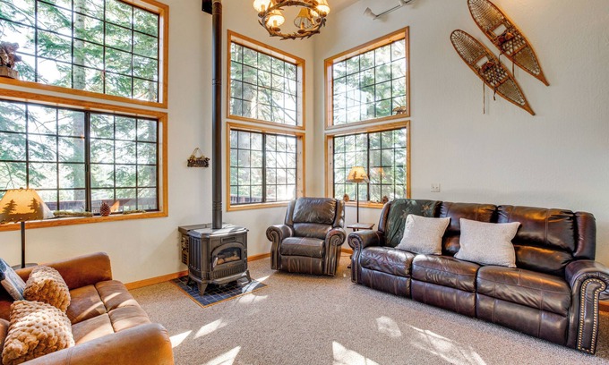 Bear Valley Cabina | 1 Mi to Skiing: Cabin w/ Deck in Bear Valley!