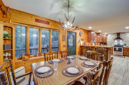 Deep Gap Casa | Deep Gap Cabin with Private Deck and Community Perks!