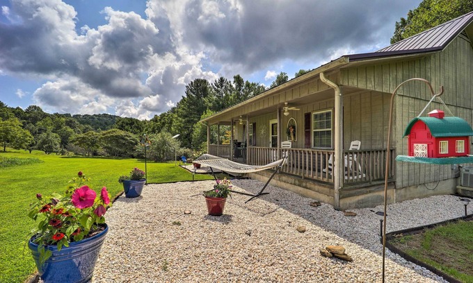 Deep Gap Cabaña | Deep Gap Cottage w/ Fire Pits - Hike & Ski!