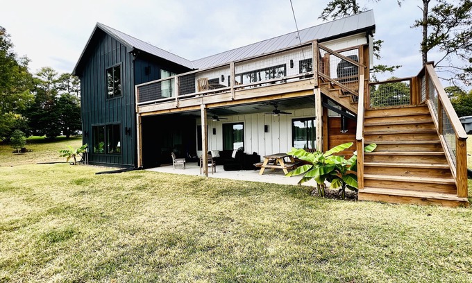 Henrico Casa | Deep water, main lake view, large boathouse!