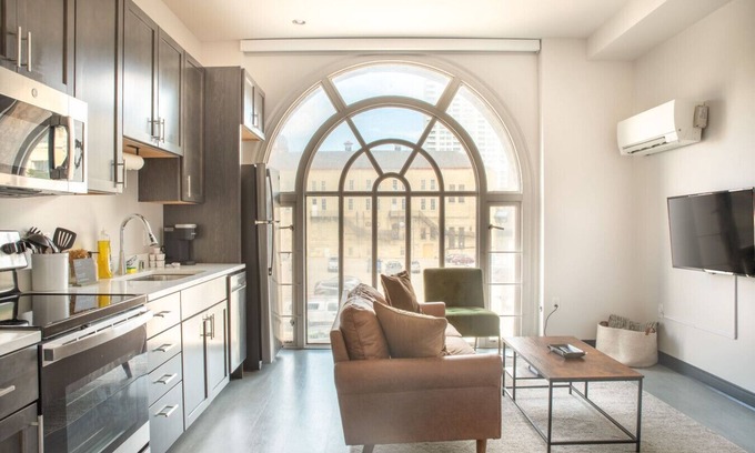 Westown Apartamento | Deer District Studio Apt JC5 - One Block from Fiserv and Baird