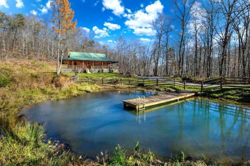 Saluda Casa | Deer Haven by AvantStay Cabin w Pond Waterfall