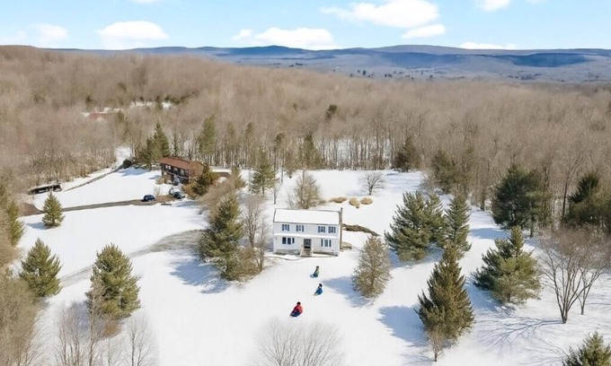 Warwick Casa | Deer Pond Lodge 4BR 3 BA Pet-Friendly Hot Tub Game Rooms Legoland Mountain Creek
