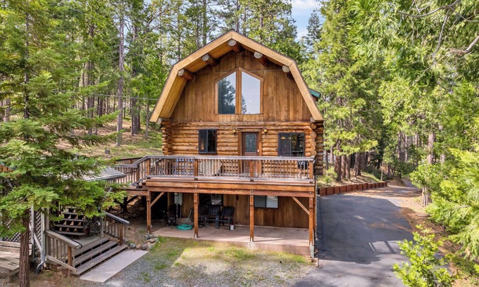 Twain Harte Cabina | Deer Show Cabin + Pool Table